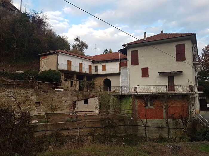 Casa con 14 locali in vendita in Cessole