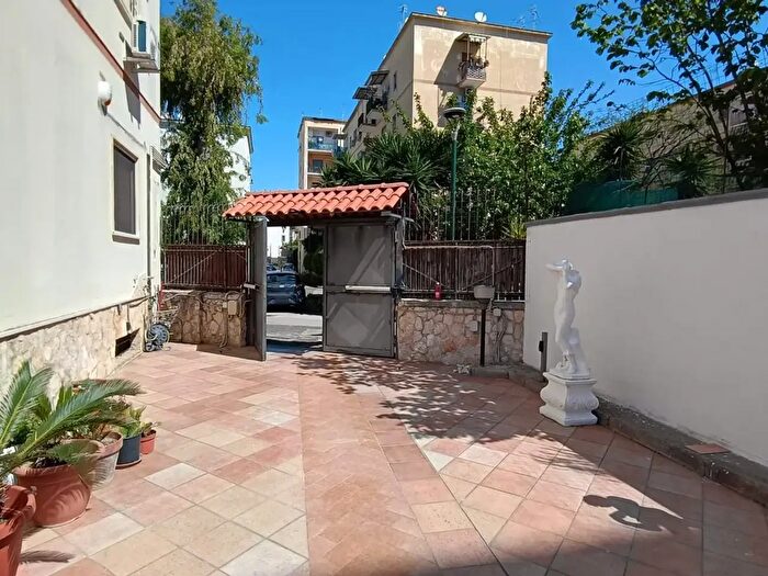 Appartamento quadrilocale in vendita in Via Luigi Rizzo, Napoli