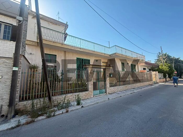 Casa con 8 locali in vendita in Via Ugo Foscolo, Modugno