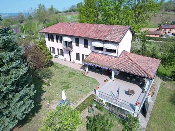 Casa con 10 locali in vendita in Località Vallarone, Asti