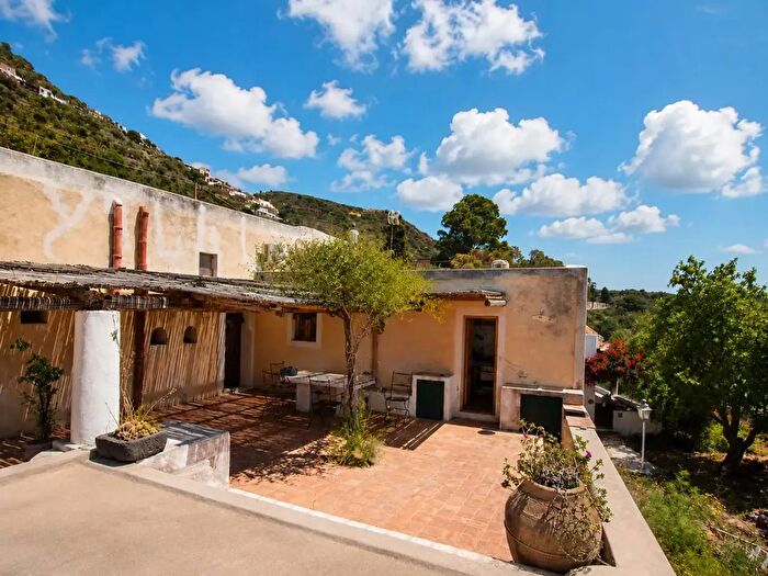 Casa quadrilocale in vendita in Lipari