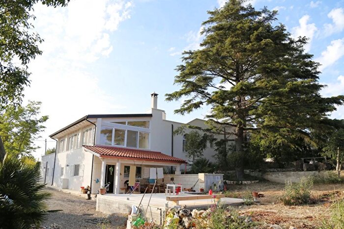 Casa con 8 locali in vendita in Fasano