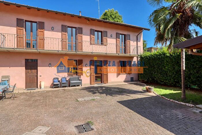 Casa quadrilocale in vendita in Via Dante Alighieri, Carnago