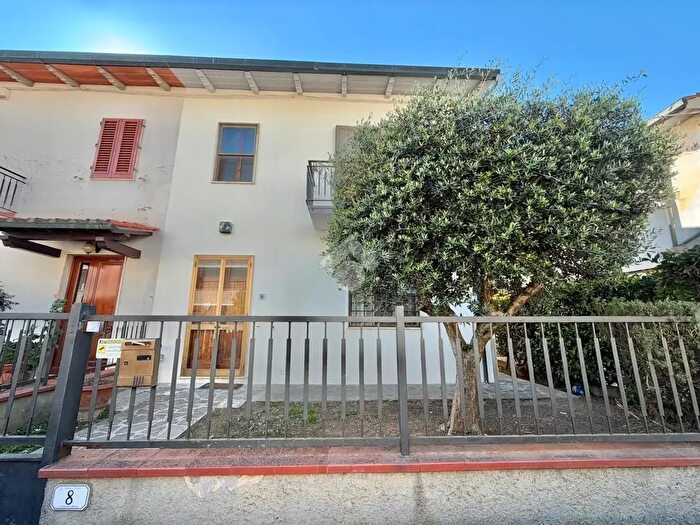 Casa con 6 locali in vendita in Via Francesco Petrarca, Signa