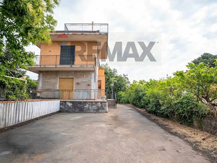 Appartamento trilocale in vendita in Via R Livatino, Aci Sant'Antonio