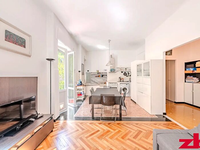 Appartamento trilocale in vendita in Viale Gambaro, Genova