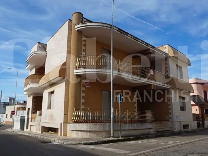 Casa con 10 locali in vendita in PresicceAcquarica