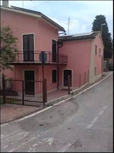 Casa trilocale in vendita in Frazione Avacelli, Arcevia