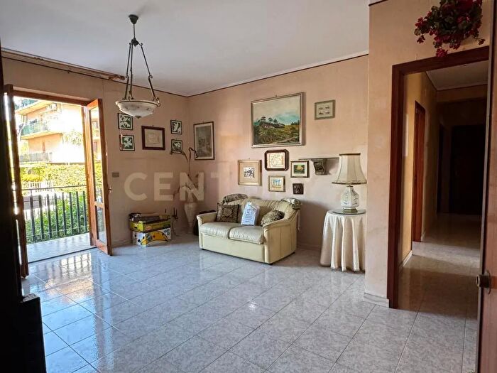 Appartamento quadrilocale in vendita in Via Michelangelo Buonarroti, Aci Catena