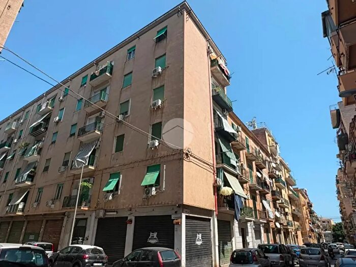 Appartamento quadrilocale in vendita in Via Flavio Gioia, Palermo