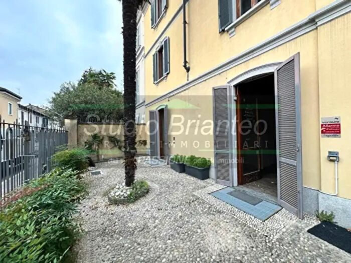 Appartamento trilocale in vendita in Via Francesco Cusani, Carate Brianza