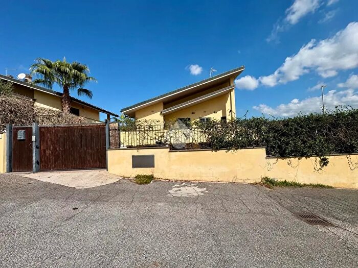 Casa con 6 locali in vendita in Via Quadrelle, Roma