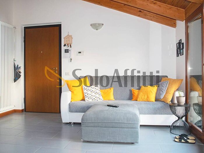 Appartamento trilocale in affitto in Cabiate