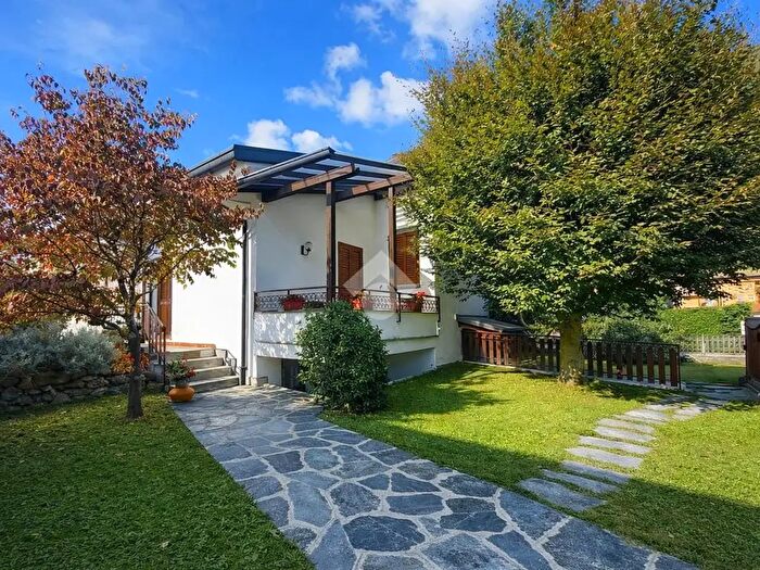 Casa con 6 locali in vendita in Via Amedeo Modigliani, Asso