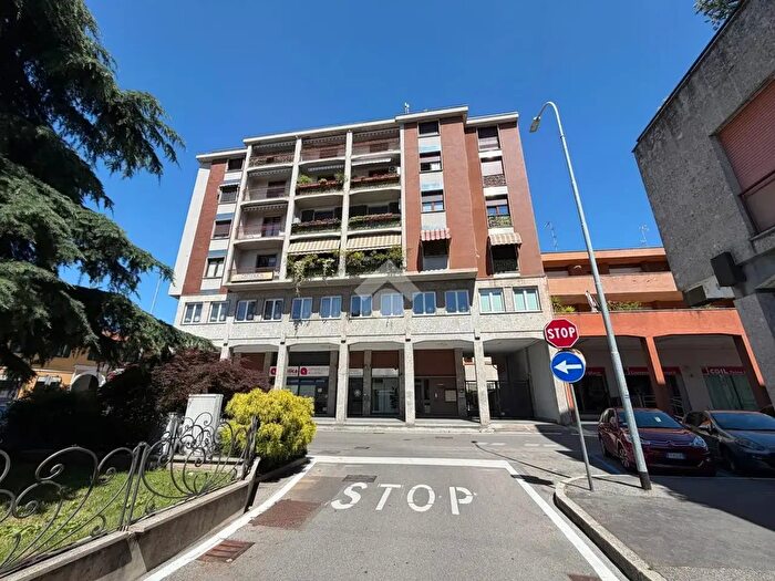 Appartamento trilocale in vendita in Piazza Vittorio Veneto, Magenta
