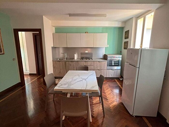 Appartamento quadrilocale in affitto in Via Castellaro, Centro Storico, Modena