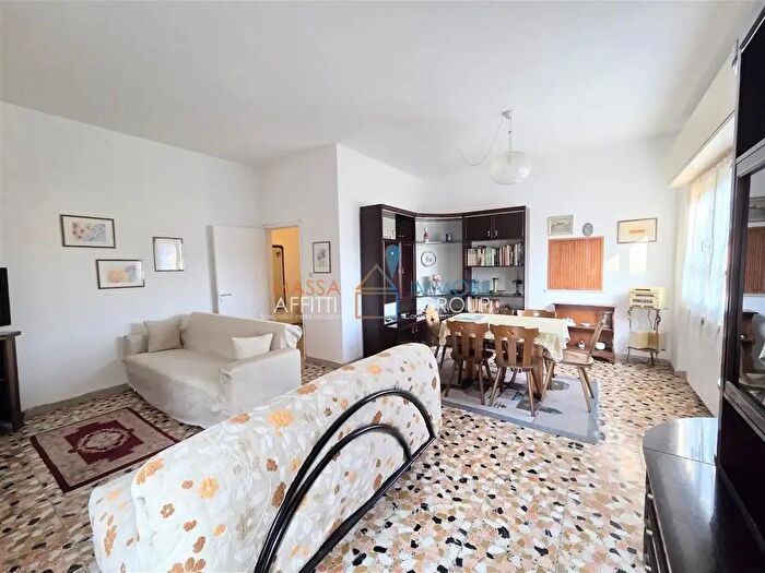 Appartamento con 6 locali in vendita in Via Bagnone, Massa