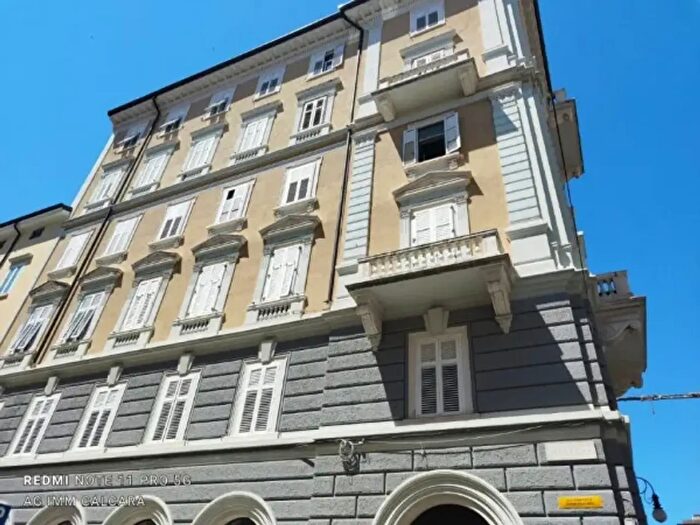 Appartamento trilocale in vendita in Via Valdirivo, Trieste