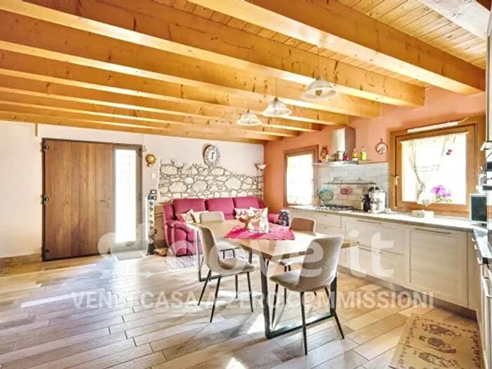 Casa con 6 locali in vendita in Via Calto, Villaga