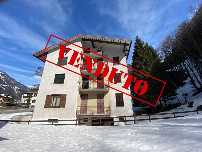 Appartamento trilocale in vendita in Via Don Romeo Ballerini, Campodolcino