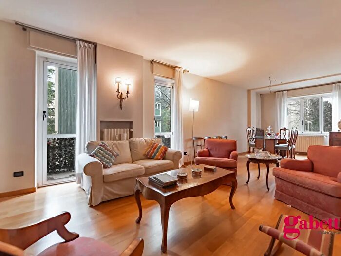 Appartamento trilocale in vendita in Via Voghera a, Milano