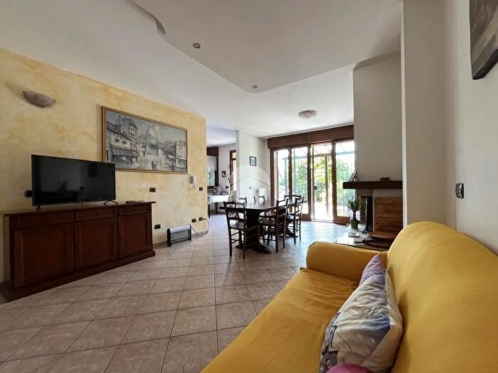 Casa quadrilocale in vendita in Viale Livenza, Rimini