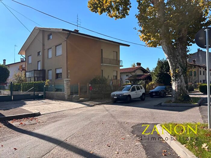 Appartamento con 5 locali in vendita in Via Blaserna, Gorizia