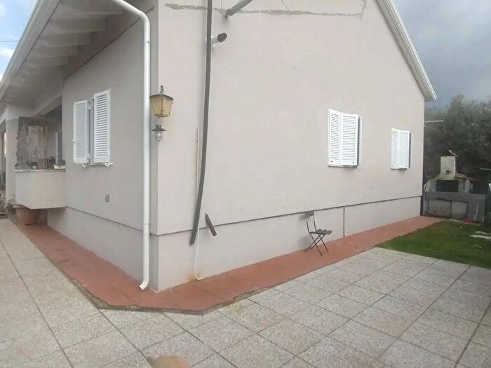 Casa quadrilocale in vendita in Massa