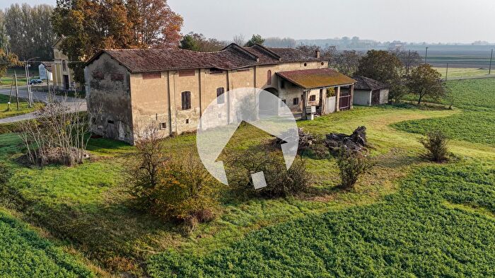 Casa con 11 locali in vendita in Via Peschiera, Castelnovo Di Sotto