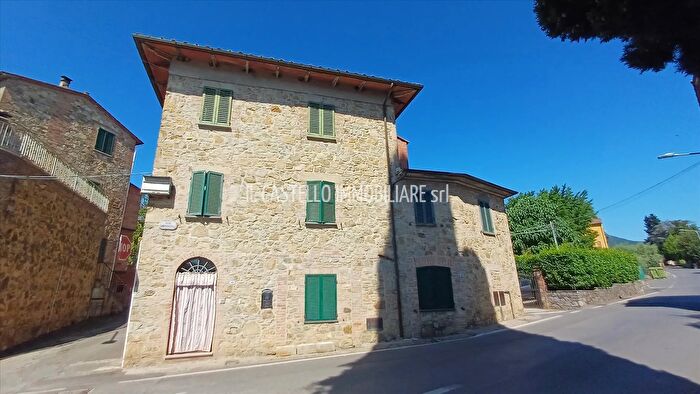 Casa con 10 locali in vendita in Via Camporsevoli, Cetona