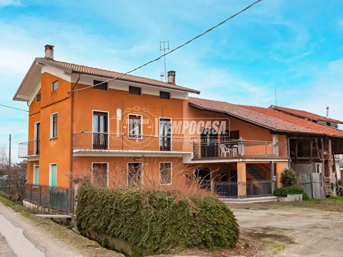 Casa con 7 locali in vendita in Via Trucchi, Morozzo