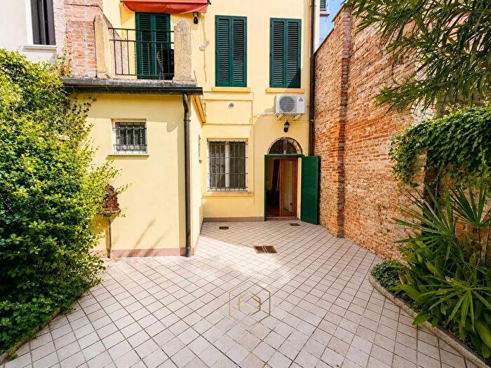 Casa con 6 locali in vendita in Via Bellaria, Ferrara