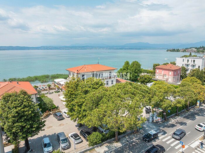 Appartamento trilocale in vendita in Via XXV Aprile, Sirmione