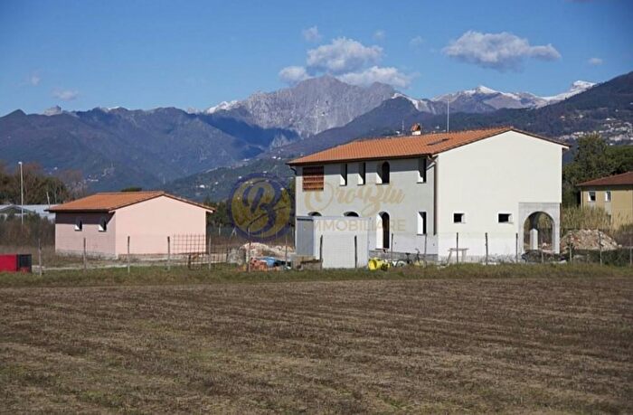 Casa con 11 locali in vendita in Camaiore