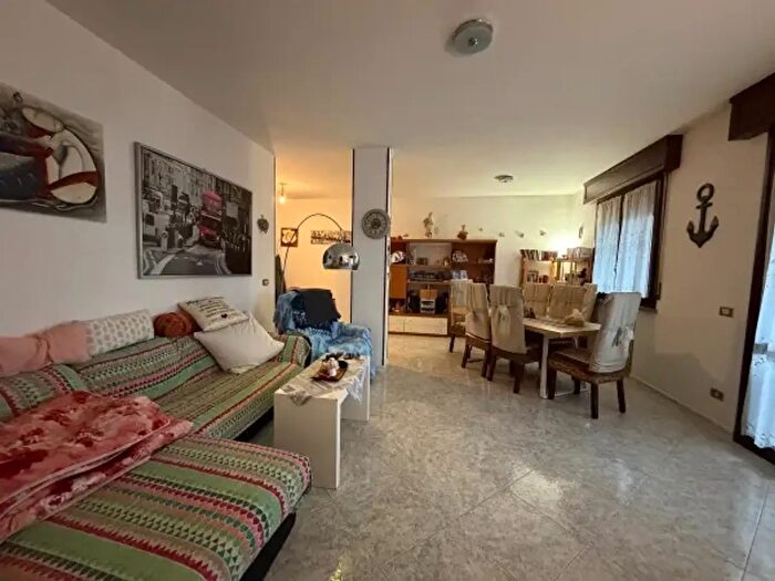 Appartamento trilocale in vendita in Via Emilia, Reggio Emilia