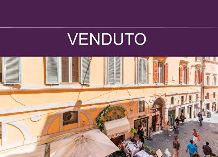 Appartamento trilocale in vendita in Via del Pantheon, Roma