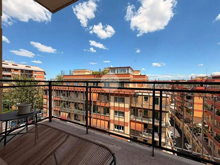 Appartamento trilocale in vendita in Via Luca Valerio, Roma