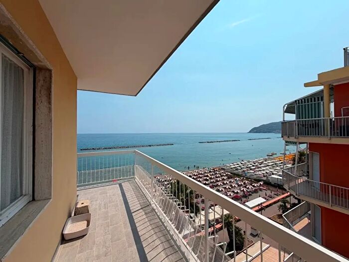 Appartamento trilocale in vendita in Via Sicilia, San Bartolomeo Al Mare