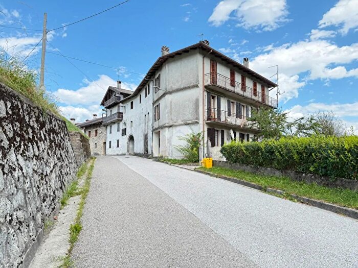 Appartamento trilocale in vendita in Via Ambiesta, Verzegnis