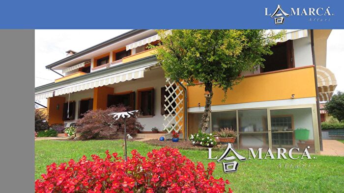 Casa con 8 locali in vendita in Altivole