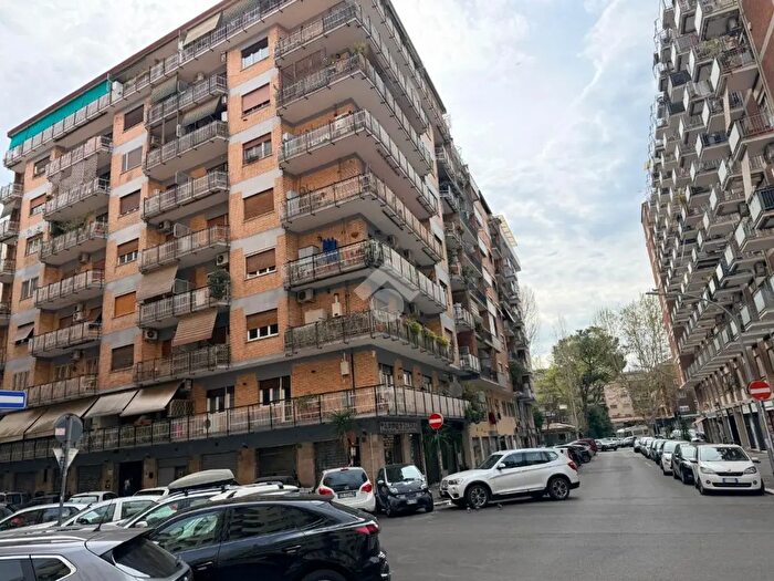 Appartamento trilocale in vendita in Via Federico Guarducci, Roma