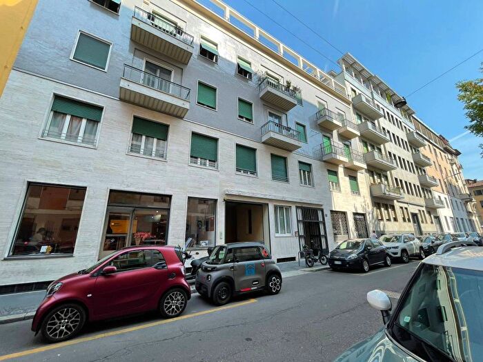 Appartamento trilocale in affitto in Via Carroccio, Corso Genova, Milano