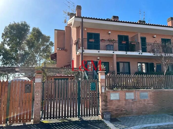 Casa con 5 locali in vendita in Via Giulio Cesare Graziani, Roma