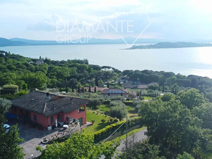 Casa con 6 locali in vendita in Magione