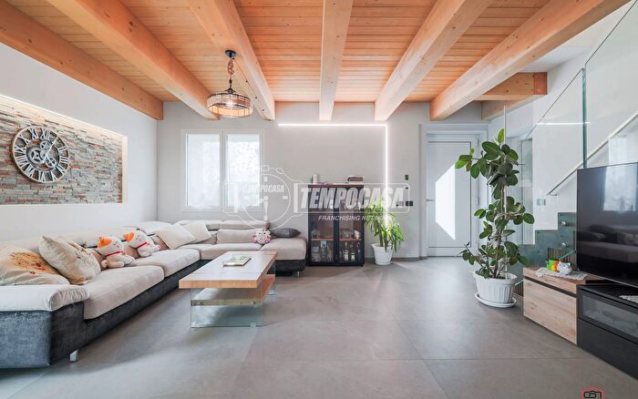 Casa con 10 locali in vendita in Via Tavoleto, Misano Adriatico