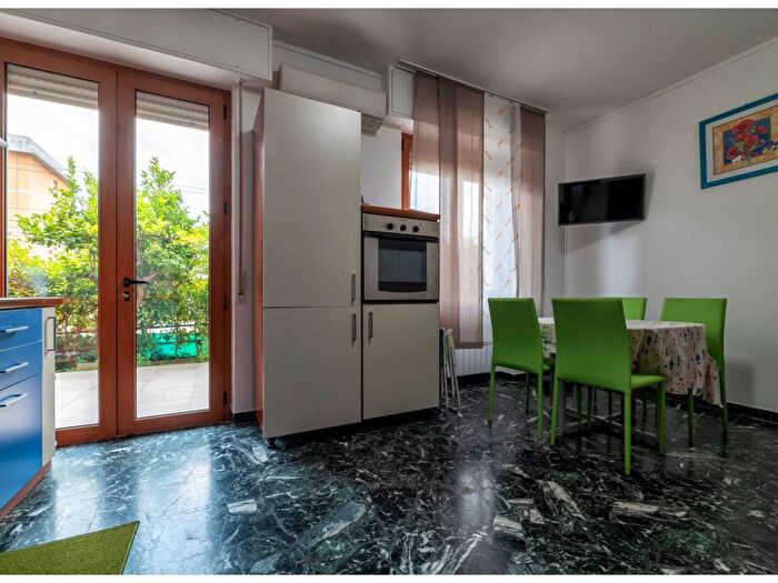 Appartamento trilocale in affitto in Via Michelangelo Corosu, Centro, Varazze