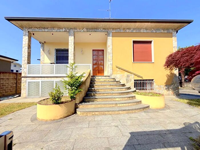 Casa trilocale in vendita in Via Goito, Arconate