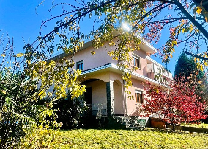 Casa con 5 locali in vendita in Via Roma, Castronno