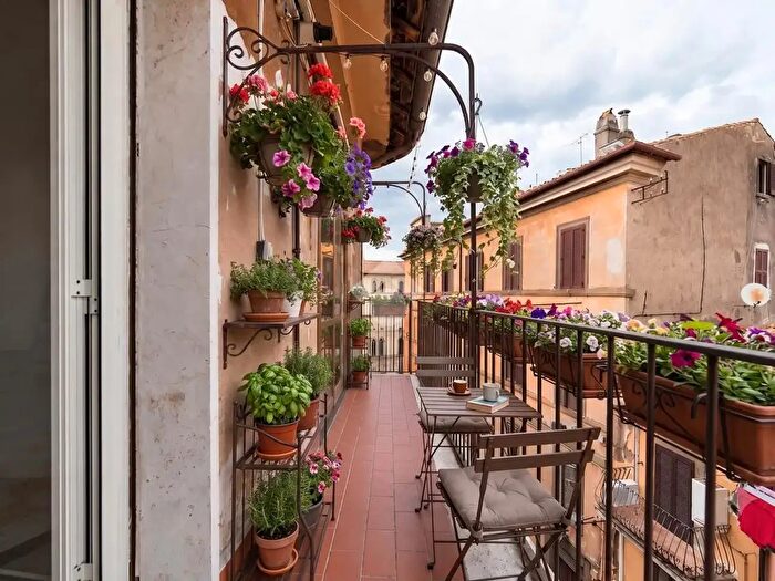 Appartamento trilocale in vendita in Via Chiodaroli, Viterbo