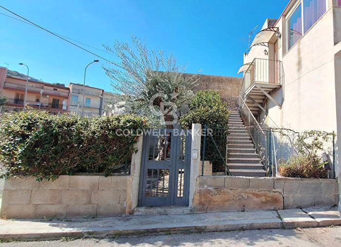 Casa con 8 locali in vendita in Via Topazio, Scicli